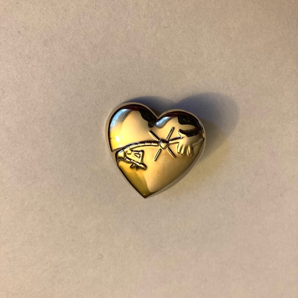 ET Movie Gold Colored Heart Pin - Picture 5 of 6